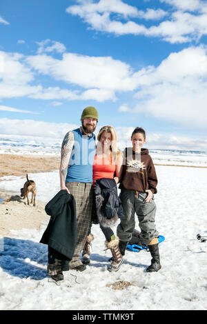 Stati Uniti, California, mammut, amici sorriso e pongono dopo immersione nel Mammoth Hot Springs Foto Stock