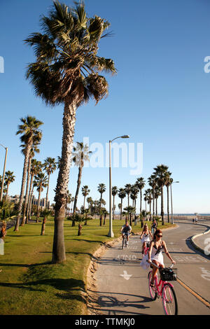 Stati Uniti, Los Angeles, una vista della spiaggia e gli individui in Venice Boardwalk Foto Stock