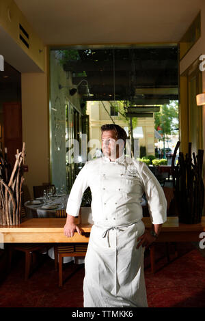 Stati Uniti, California, Healdsburg, Chef Dustin Valette all'interno di Dry Creek Kitchen in Alexander Valley Foto Stock