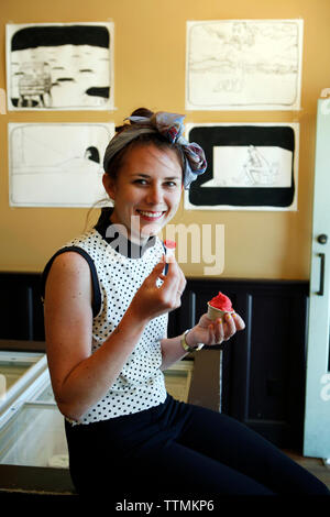 Stati Uniti d'America, la California di Oakland, un individuo godendo di una pallina di sorbetto di Scream Foto Stock