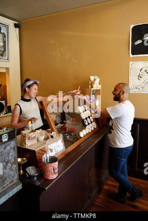 Stati Uniti d'America, la California di Oakland, all'interno di sorbetto di urlo che ha una varietà di sapori unici come il bianco di guava Foto Stock