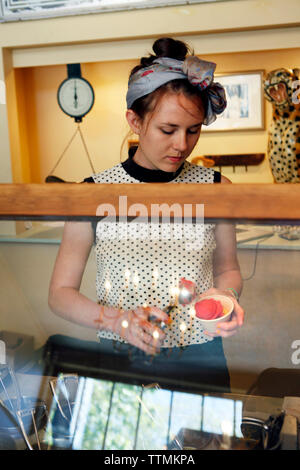 Stati Uniti d'America, la California di Oakland, un individuo godendo di una pallina di sorbetto di Scream Foto Stock
