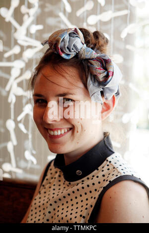 Stati Uniti d'America, la California di Oakland, un individuo godendo di una pallina di sorbetto di Scream Foto Stock