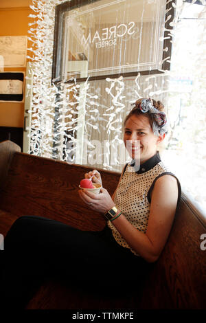 Stati Uniti d'America, la California di Oakland, un individuo godendo di una pallina di sorbetto di Scream Foto Stock