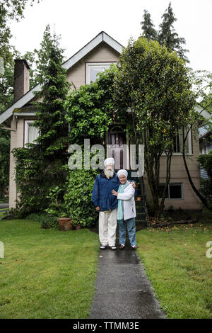 CANADA Vancouver, British Columbia, un giovane si erge davanti alla loro casa in un Westside quartiere di Vancouver, Kitsilano Foto Stock
