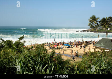 Stati Uniti d'America, Hawaii, Oahu, vista in elevazione di persone che guardano la Eddie Aikau surf concorrenza, Waimea Bay Foto Stock