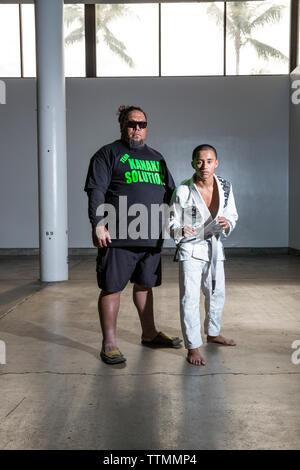 Stati Uniti d'America, Oahu, Hawaii, ritratto Kobe un giovane Jujitsu Arti Marziali fighter con suo padre Kimo prima dell'inizio dell'icona alle prese nel torneo di Honolu Foto Stock