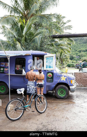 Stati Uniti d'America, Oahu, Hawaii, ritratto di MMA Mixed Martial Arts Ultimate fighter Lowen Tynanes e Logan Garcia comprare Acai bocce in un cibo carrello sul Nord Shor Foto Stock