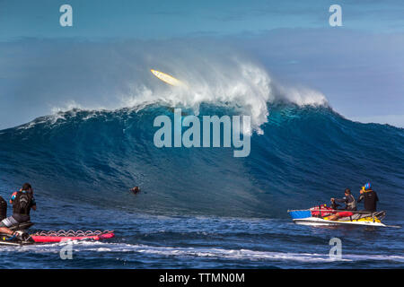 Stati Uniti d'America, Hawaii Maui, ganasce, big wave surfers decollare su una onda a Peahi sulla Northshore Foto Stock