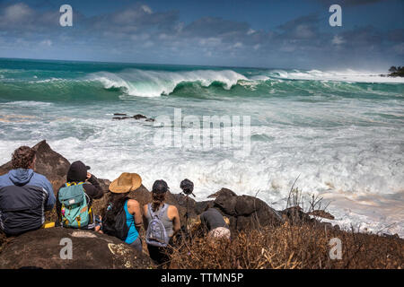 HAWAII, Oahu, North Shore Eddie Aikau, 2016 spettatori guardando la Eddie Aikau 2016 big wave surf concorrenza, Waimea Bay Foto Stock