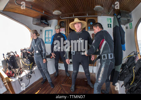 Isole GALAPAGOS, ECUADOR, persone pronte a tuffarsi nei pressi di Gordon rocce Foto Stock