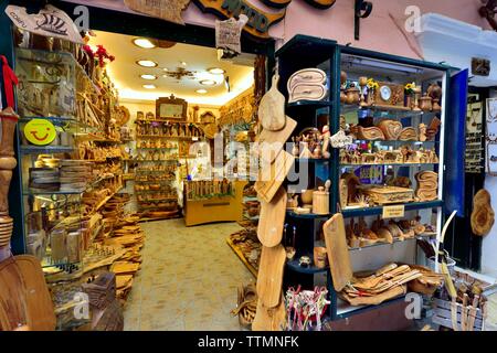 Corfu Old Town,in legno di olivo souvenir shop,strada stretta,negozi,CORFU, ISOLE IONIE,isole greche,Grecia Foto Stock