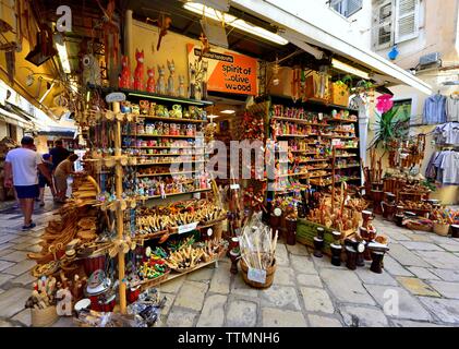 Corfu Old Town,in legno di olivo souvenir shop,strada stretta,negozi,CORFU, ISOLE IONIE,isole greche,Grecia Foto Stock