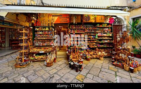 Corfu Old Town,in legno di olivo souvenir shop,strada stretta,negozi,CORFU, ISOLE IONIE,isole greche,Grecia Foto Stock