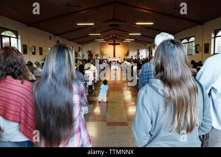 ISOLA di pasqua, CILE, Isla de Pascua, Rapa Nui, all'interno di una chiesa locale durante il servizio domenica mattina a Hanga Roa Foto Stock