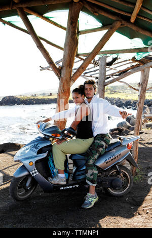 ISOLA di pasqua, CILE, Isla de Pascua, Rapa Nui, una coppia posa sulla loro moto vicino a Hanga Roa Foto Stock