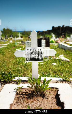 ISOLA di pasqua, CILE, Isla de Pascua, Rapa Nui, una vista di uno dei cimiteri locali vicino alle statue di AHU Tahai e AHU Vai Uri, situate sul Tahai Foto Stock