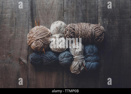 Vista aerea di palle di lana su tavola Foto Stock