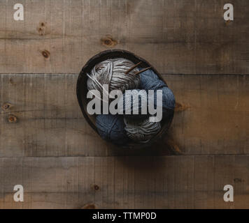 Vista aerea di lana palle nella ciotola sul tavolo Foto Stock