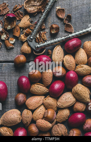 Close-up di vari frutti secchi e schiaccianoci sul tavolo di legno Foto Stock