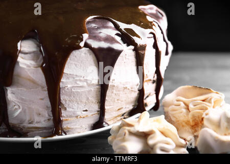 Caramello e torta di meringhe, primo piano Foto Stock