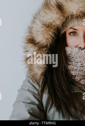 Close up di una metà di un volto di donna che indossa abiti invernali. Foto Stock