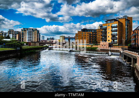 Il fiume Aire a Leeds, Yorkshire. raccolta di colore + immagini in bianco e nero Foto Stock