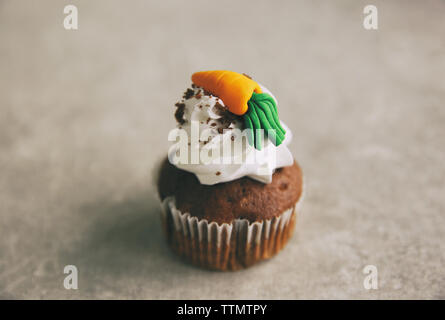 La carota muffin al cioccolato su sfondo grigio Foto Stock