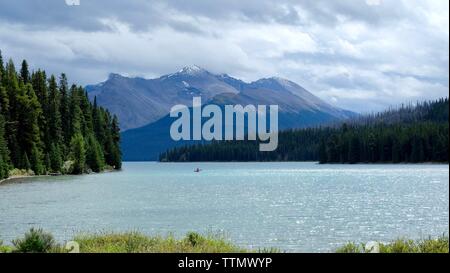 Canottaggio sul lago maligne Foto Stock