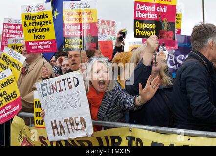 Edinburgh, Regno Unito, 17 Maggio 2019: i manifestanti salutare coloro che frequentano un partito Brexit rally con Nigel Farage. Credito: Terry Murden, Alamy Foto Stock