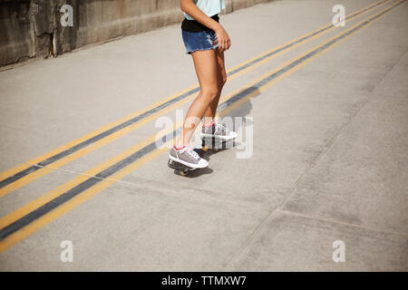 Ragazza sul bordo lungo Foto Stock