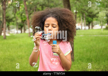 Afro-americani bambina soffiando bolle di sapone Foto Stock