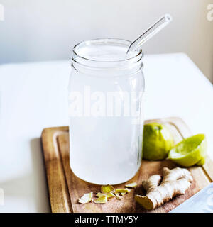 Close-up di limonata con lo zenzero e il limone spremuto sul tavolo Foto Stock