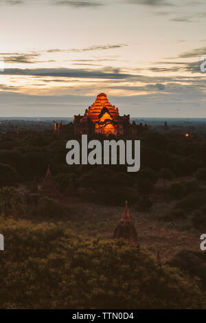 Angolo di Alta Vista del tempio Dhammayangyi contro il cielo nuvoloso durante il tramonto Foto Stock