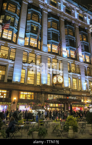 Dicembre 2017 - magazzino Macy's illuminata di notte. Il negozio si trova su Herald Square a Manhattan, New York City, Stati Uniti d'America Foto Stock