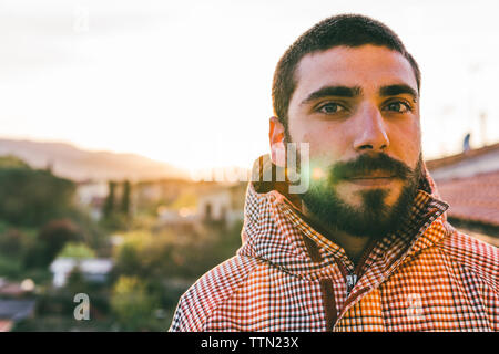 Close-up verticale di fiducioso giovane uomo che indossa maglietta con cappuccio Foto Stock