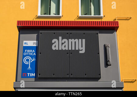 TIM Italia fibra ottica cavo in fibra ottica di connessione scatola di giunzione in strada Foto Stock