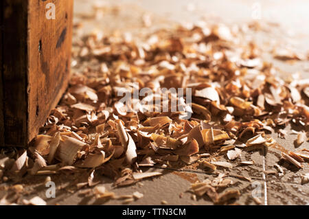 Trucioli di legno sul pavimento in officina Foto Stock