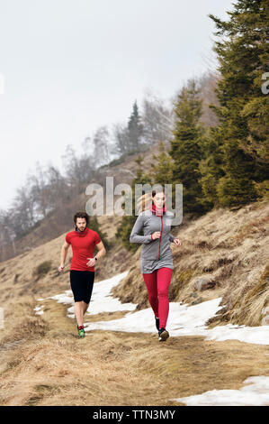 Gli atleti in esecuzione sulla montagna durante l inverno Foto Stock