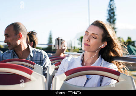 I passeggeri che viaggiano in autobus a due piani Foto Stock