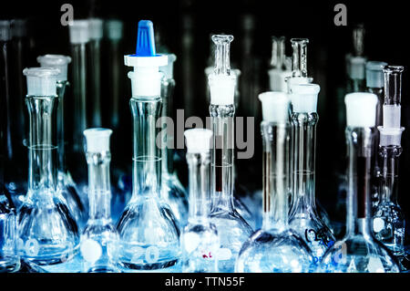 Close-up di palloni di chimica in laboratorio Foto Stock