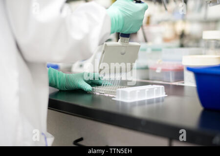 Close-up di scienziato che lavora in laboratorio Foto Stock