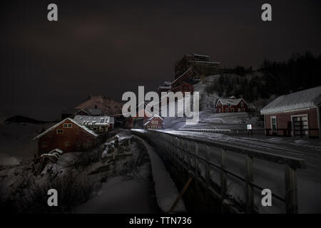 Vista della storica miniera di rame contro sky durante il periodo invernale Foto Stock