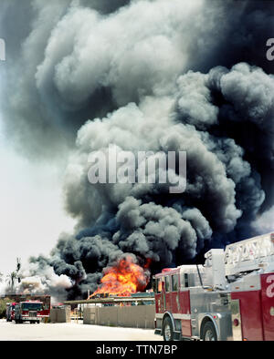 Motori Antincendio contro l emissione di fumo dalla combustione di casse in fabbrica Foto Stock