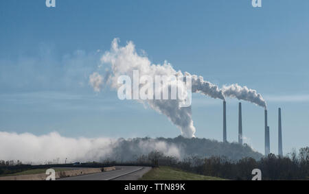 Emissione di fumo da parte dell'industria contro sky Foto Stock