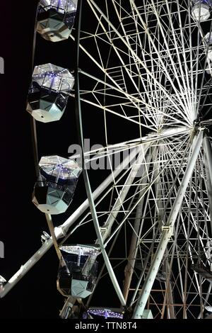Newport, Isle of Wight - Giugno 16 2019: Isle of Wight Festival Fairground Ride, ruota panoramica Ferris di notte. Foto Stock