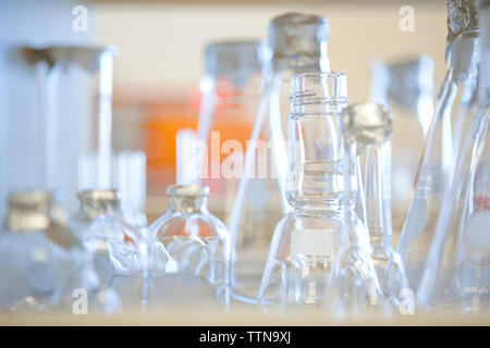 Varie beute sul tavolo in laboratorio Foto Stock