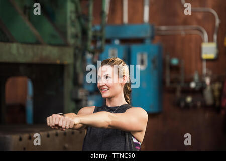 Sorridente boxer femmina esercizio in palestra Foto Stock