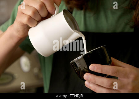 L'uomo versando la crema di caffè Foto Stock