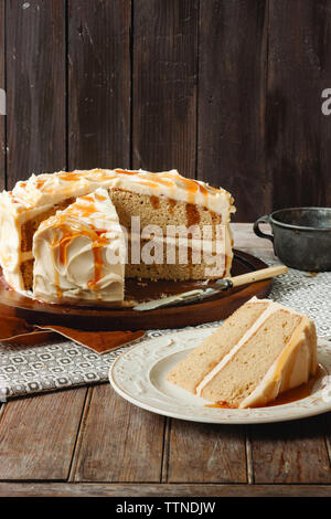 Torta di sidro di mele su tavolo di legno contro muro Foto Stock